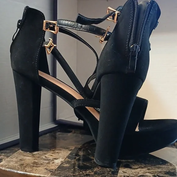 Black Platform Heels with Chunky Heel and Straps - Picture 2 of 6